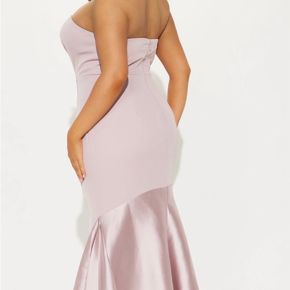 Elegant Lavender Strapless Dress. Too long definitely for someone at least 5”7.